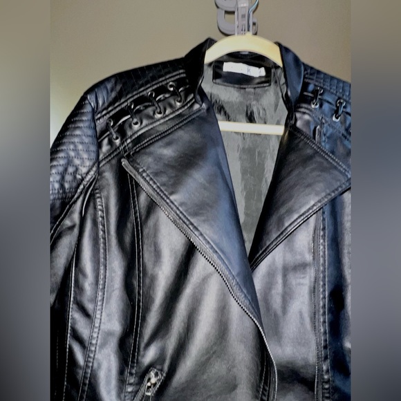 Black size XXL faux leather Moto jacket. Has nice patterned shoulders - Picture 2 of 4